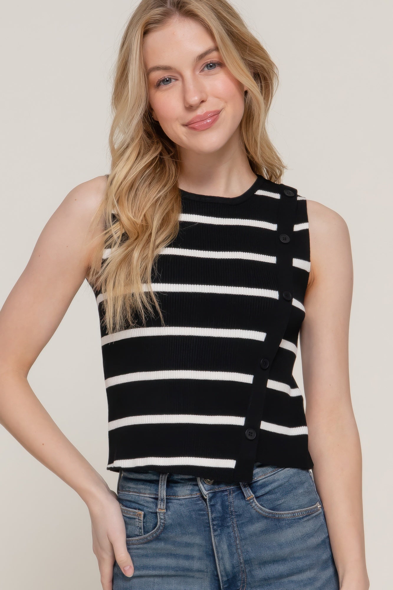 Sleeveless Diagonal Shape Stripe Spring Sweater         