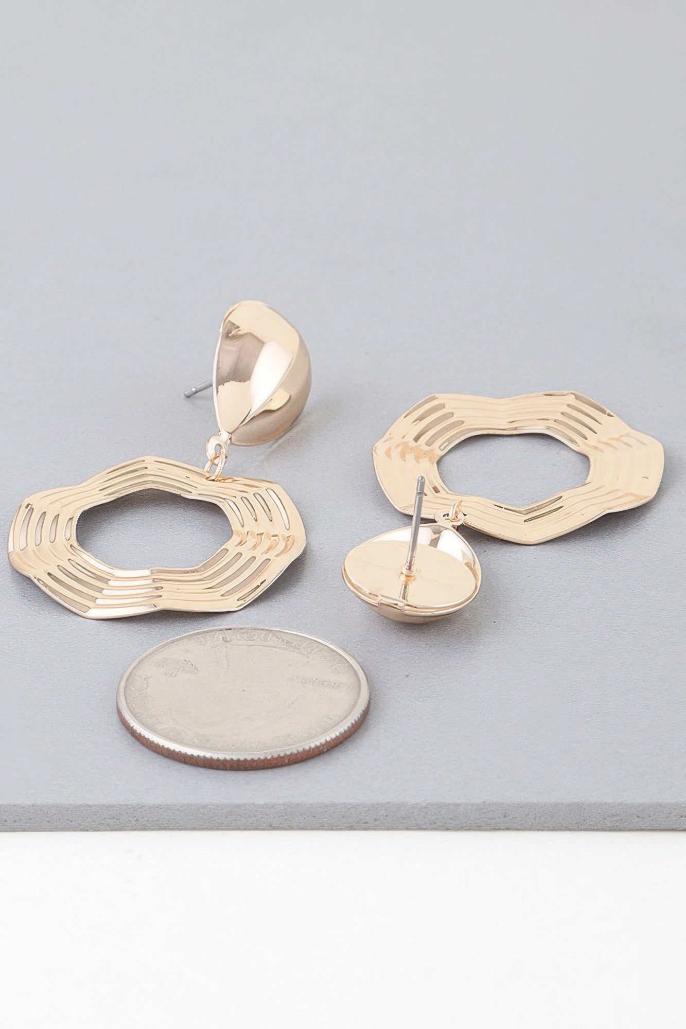 Shiny Ribbed Disc Drop Earrings