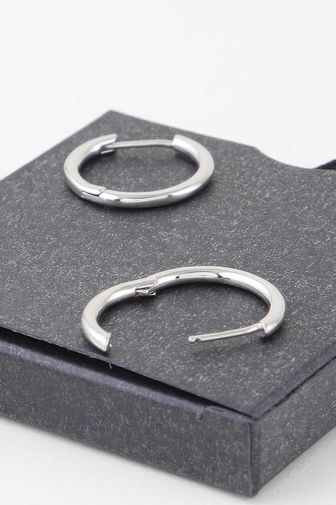 Minimal Shiny Clasp Earrings