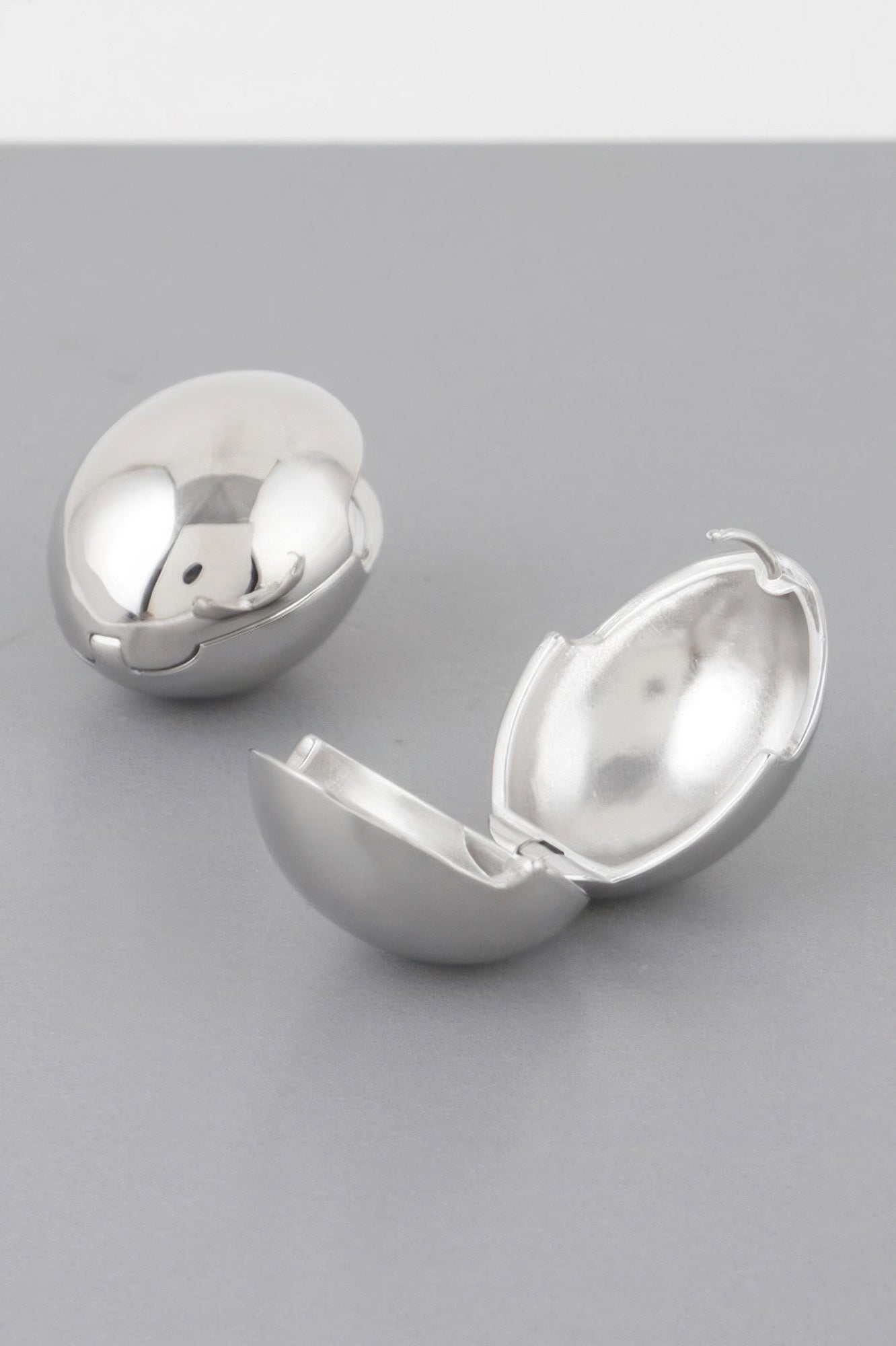 Empty Shell Clasp Earrings 