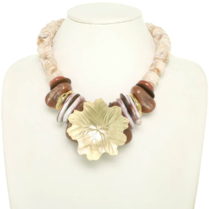 Stone Theme Necklace With Leaf Pendant