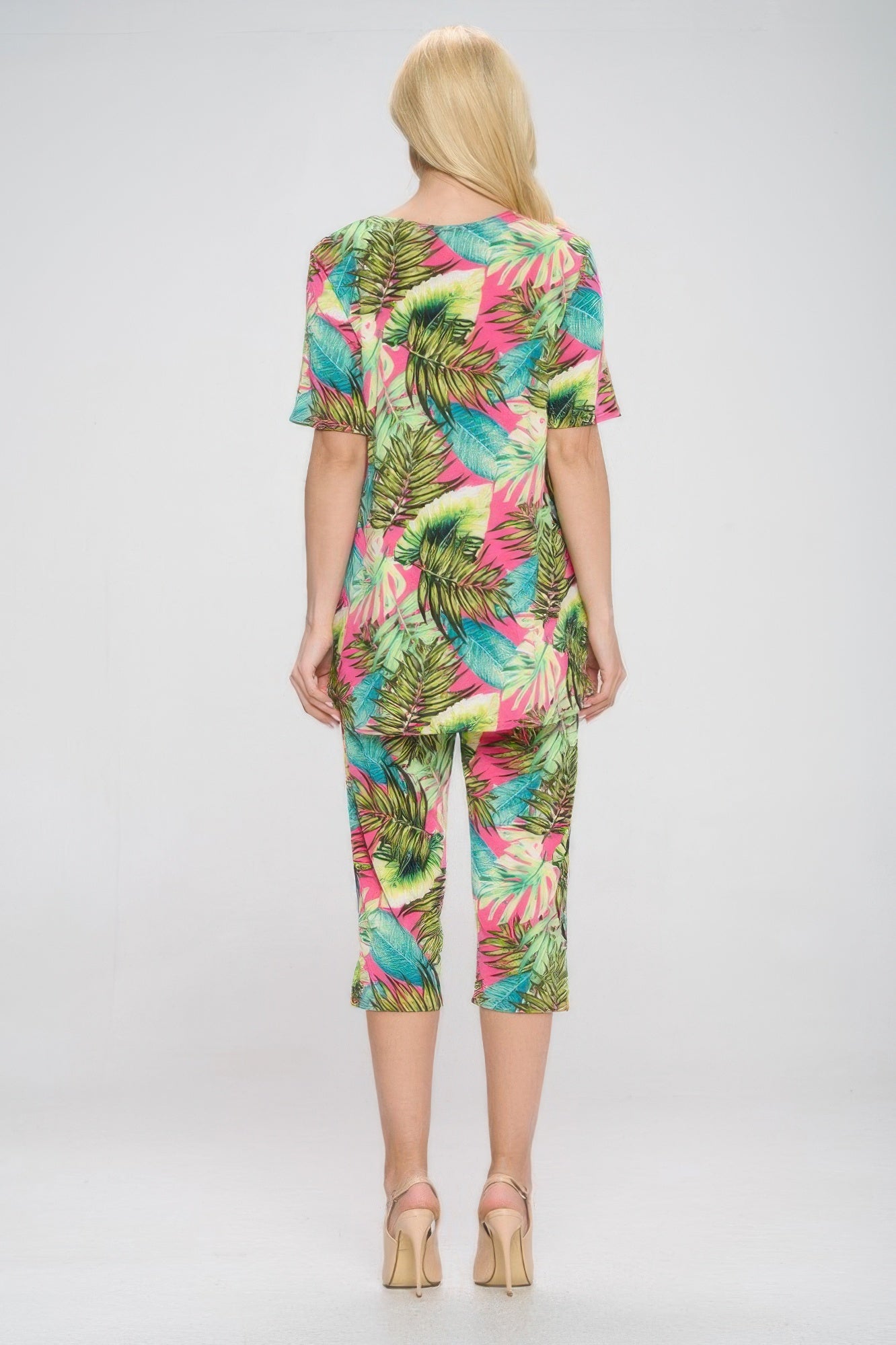 Plus Size Short Sleeve Top And Capri Pants Set