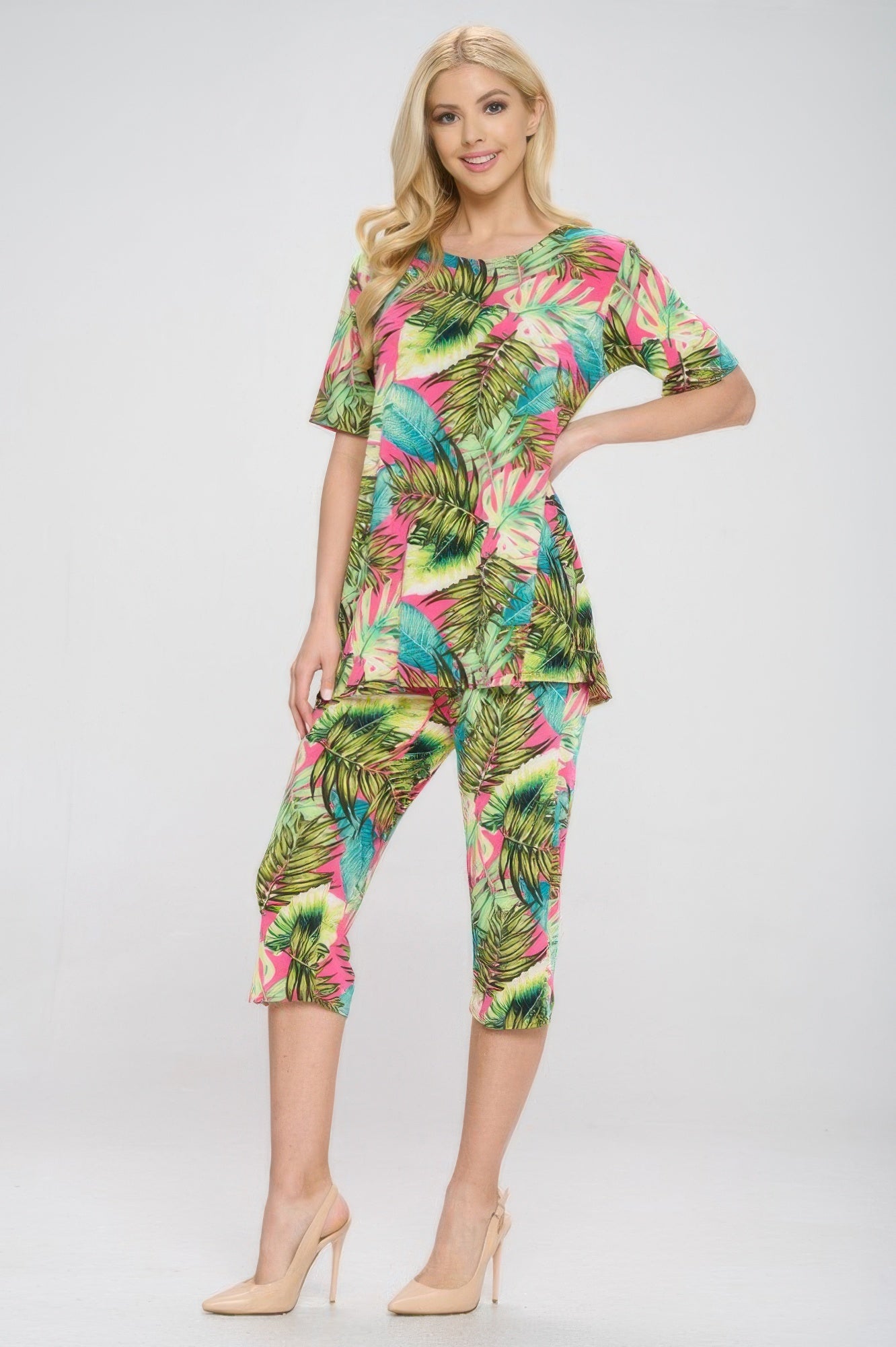Plus Size Short Sleeve Top And Capri Pants Set
