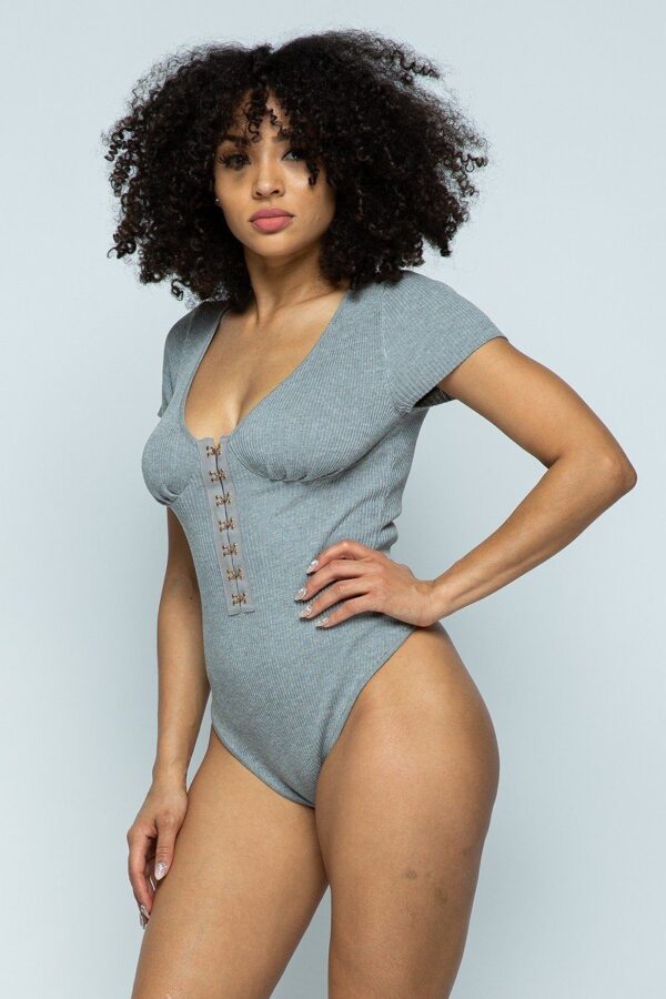 Ribbed Hook-and-Eye Short Sleeve Bodysuit – Grey