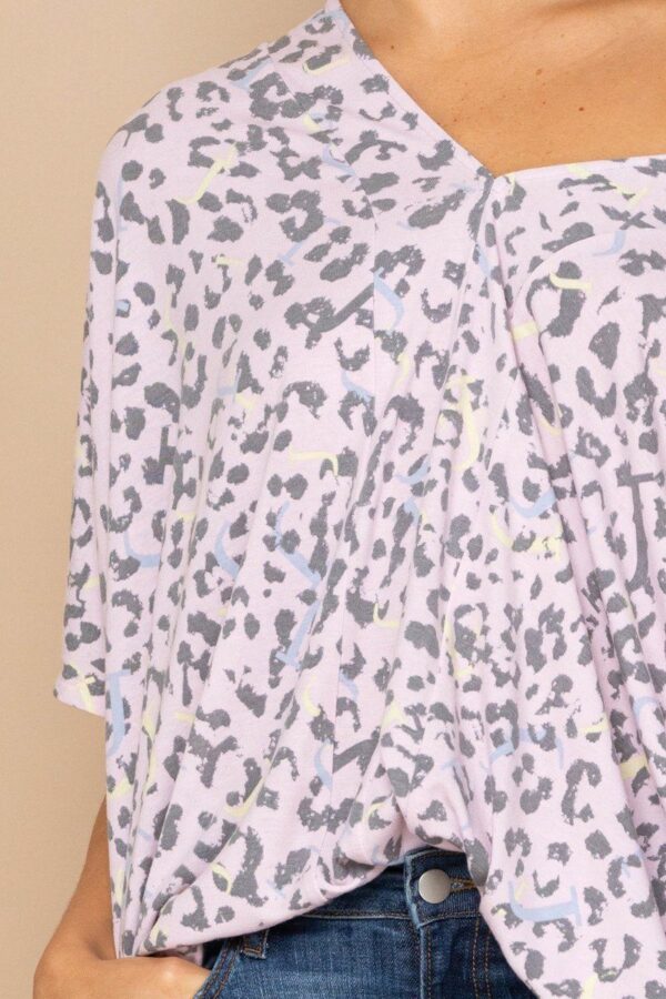 Leopard & Letter Print Knit V-Neck Top – Pink Smoke