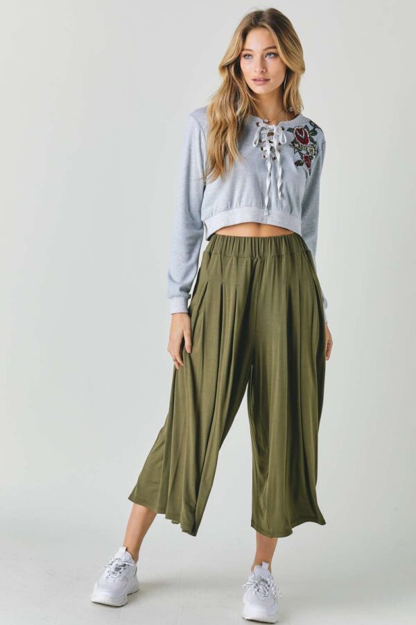 Cropped Sweatshirt with Floral Embroidery – Heather Grey