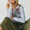 Cropped Sweatshirt with Floral Embroidery – Heather Grey