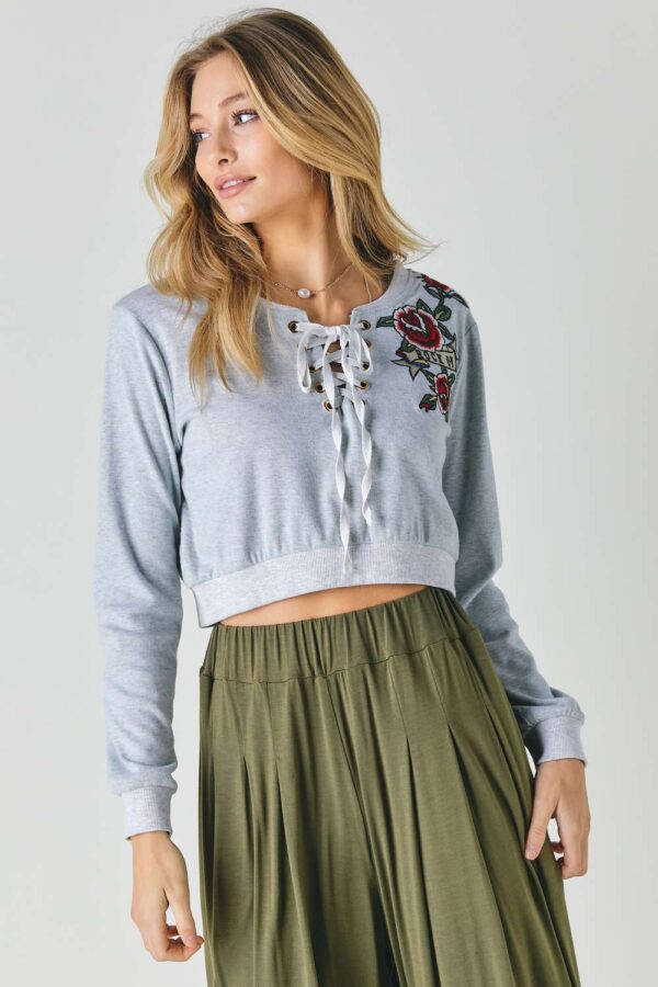 Cropped Sweatshirt with Floral Embroidery – Heather Grey