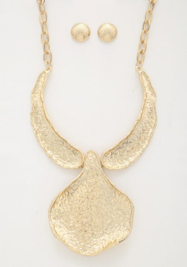 Textured Oversized Metal Necklace – Gold Finish