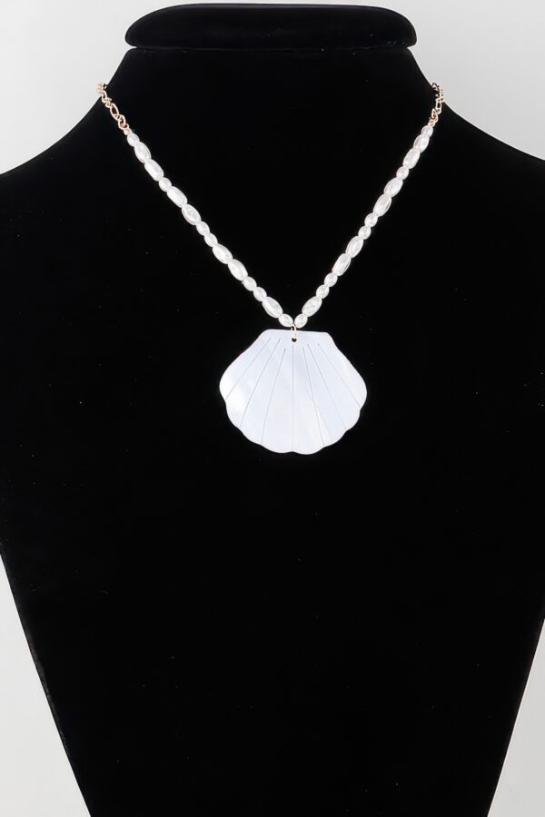 Marbled Seashell Bead Necklace – Cream & Gold, 14-inch