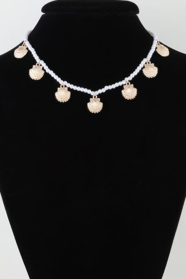 Clamshell Pearl Necklace with Shell Charm – Gold Cream