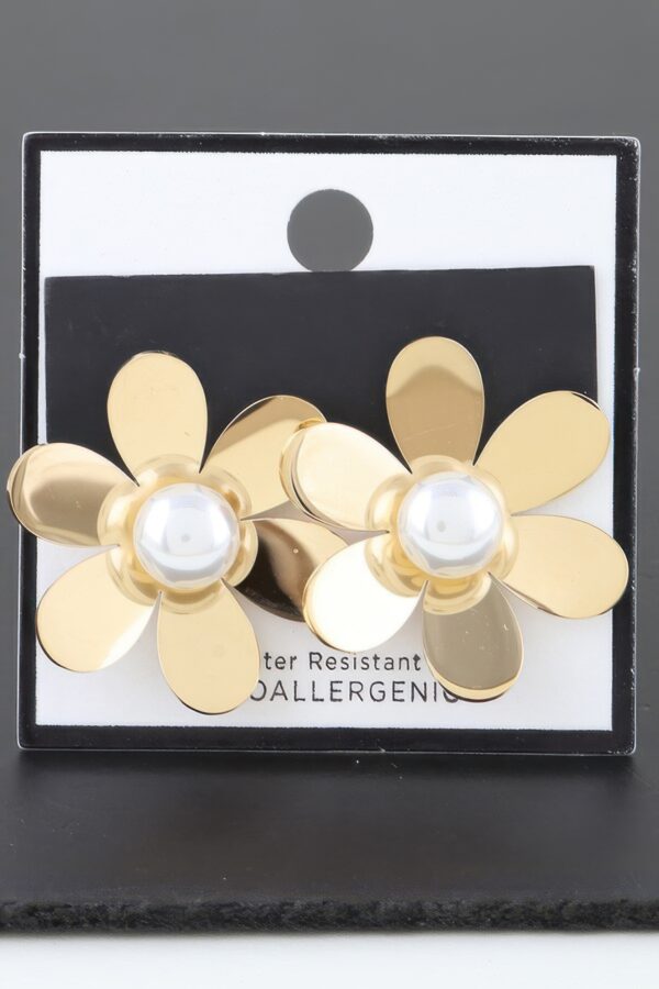 Daisy Stud Earrings with Cream Pearl Center – Gold