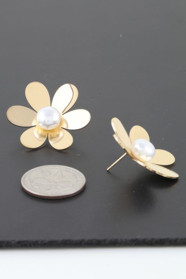 Daisy Stud Earrings with Cream Pearl Center – Gold
