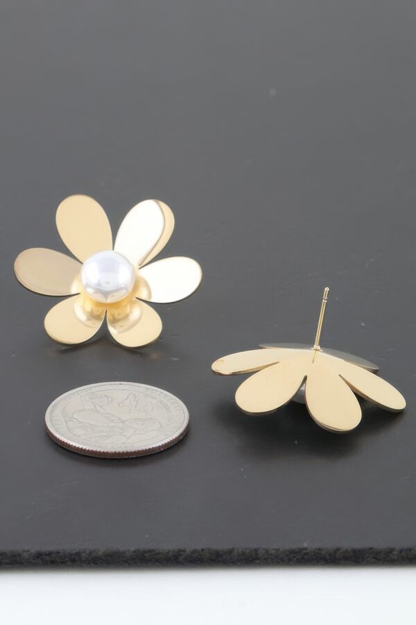 Daisy Stud Earrings with Cream Pearl Center – Gold