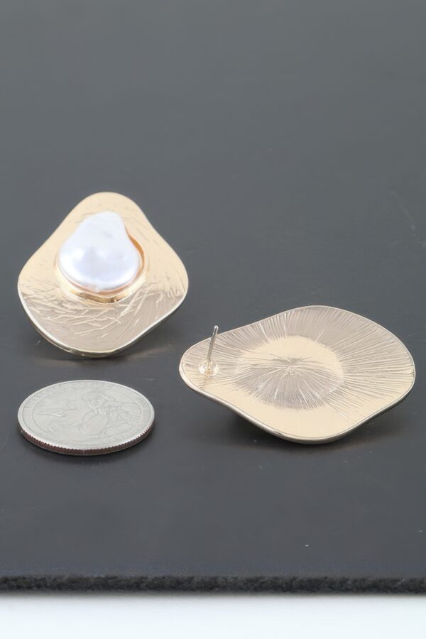 Abstract Etched Stone Stud Earrings – Gold & Cream