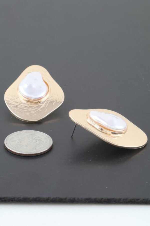 Abstract Etched Stone Stud Earrings – Gold & Cream