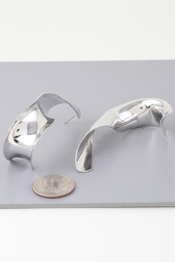 Abstract Twisted Plate Drop Earrings – Shiny Metal