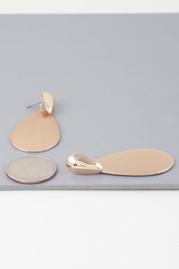 Teardrop Earrings in Polished Gold – Sleek Modern Silhouette