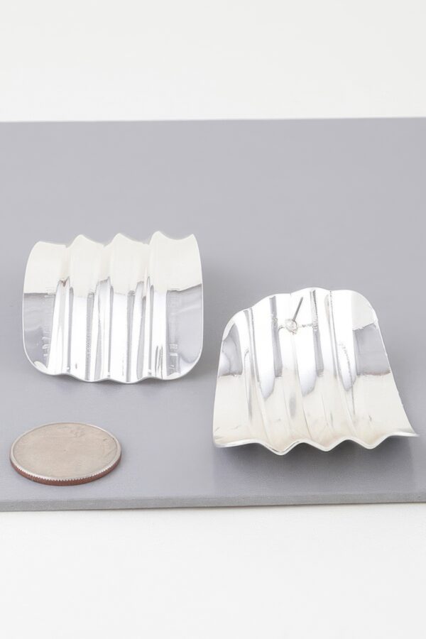 Ribbed Curve Earrings – Shiny Sculptural Gold & Silver