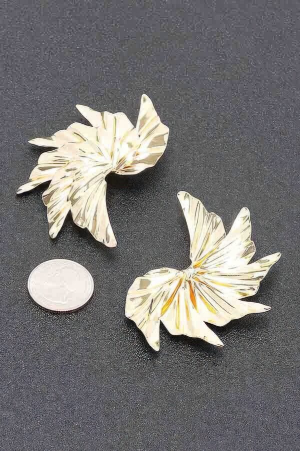 Leaf-Shaped Metal Earrings – Lightweight Statement