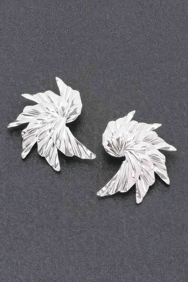 Leaf-Shaped Metal Earrings – Lightweight Statement