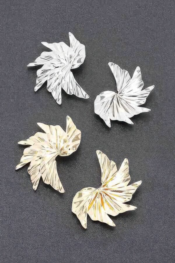 Leaf-Shaped Metal Earrings – Lightweight Statement