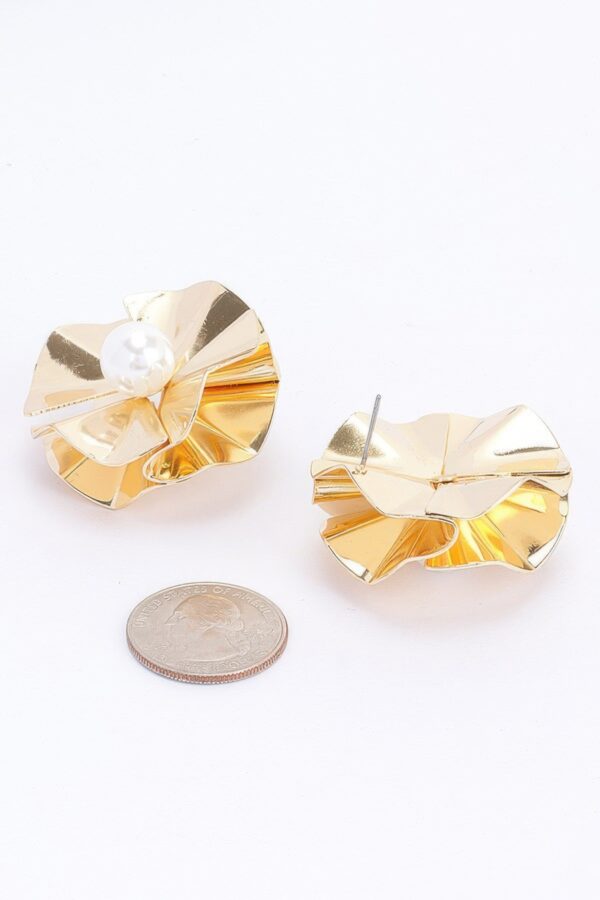 Faux Pearl Flower Metal Earrings – Gold Tone