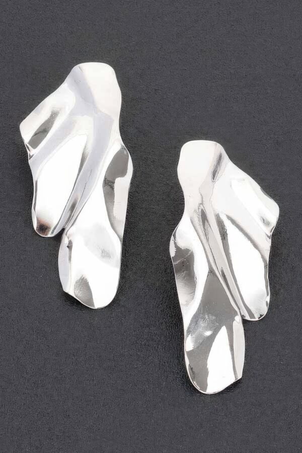 Leaf Elegance Metal Drop Earrings – Polished Finish