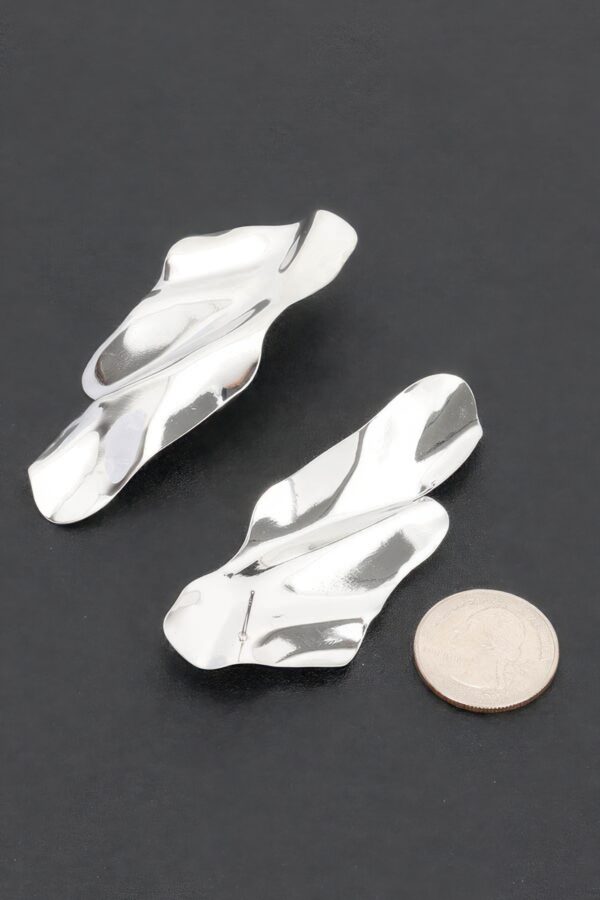 Leaf Elegance Metal Drop Earrings – Polished Finish