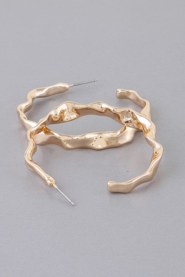 Wavy Accent Hoop Earrings – Fluid Wave Hoop Design