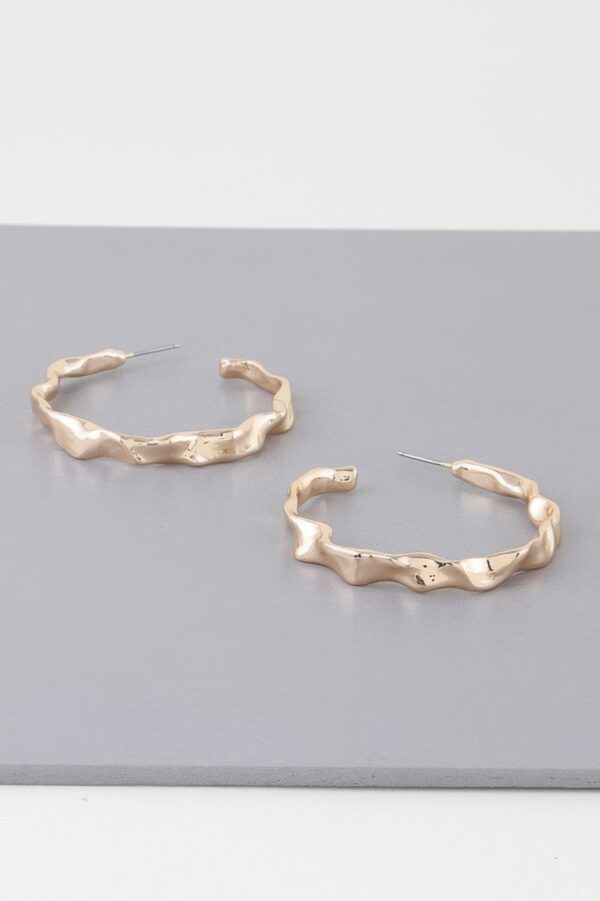 Wavy Accent Hoop Earrings – Fluid Wave Hoop Design