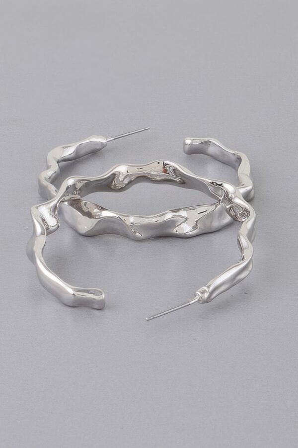 Wavy Accent Hoop Earrings – Fluid Wave Hoop Design