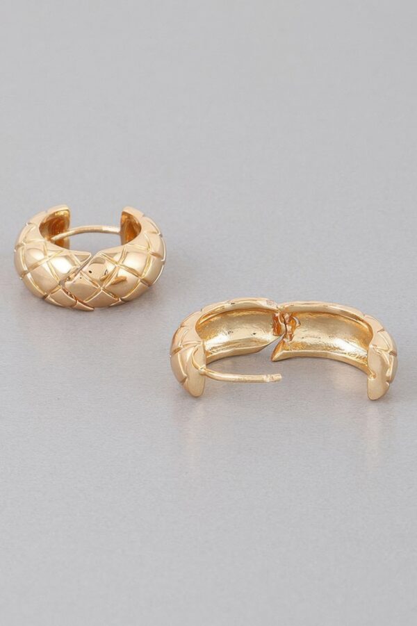 Quilted Mid-Size Hoop Earrings – Polished Finish