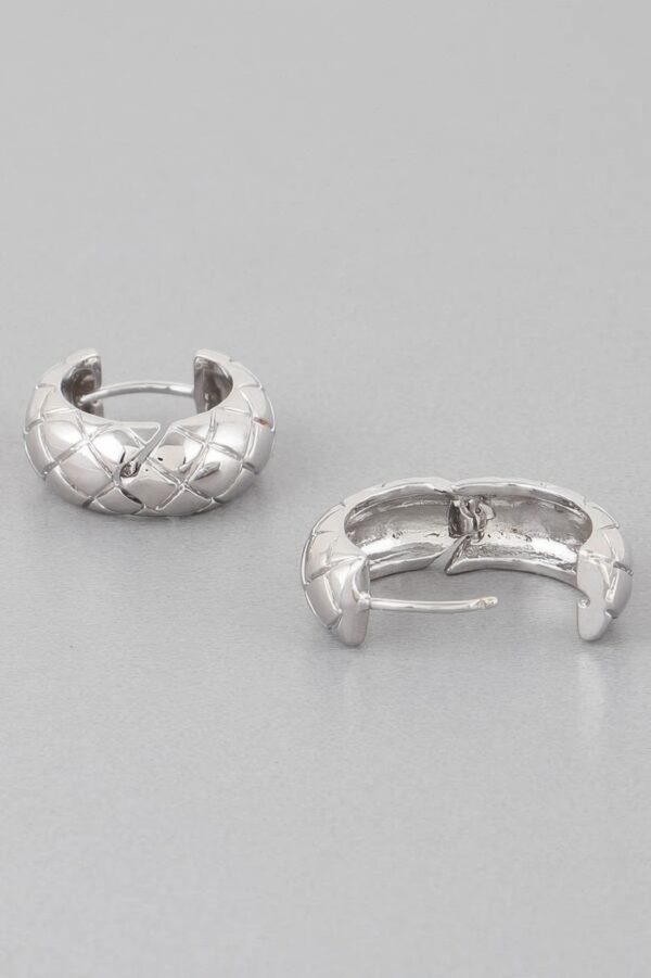Quilted Mid-Size Hoop Earrings – Polished Finish