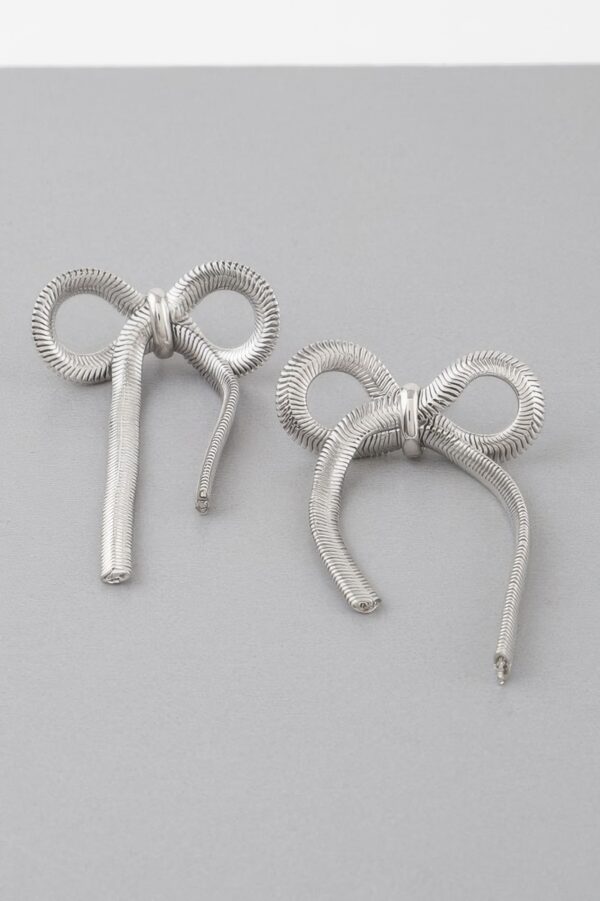 Snake Chain Ribbon Drop Earrings – Metallic Finish