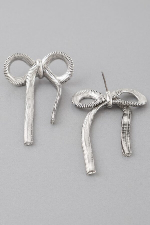 Snake Chain Ribbon Drop Earrings – Metallic Finish
