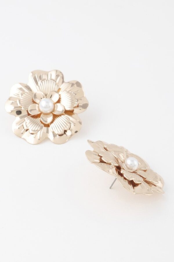 Pearl Flower Cluster Stud Earrings – Polished Metal