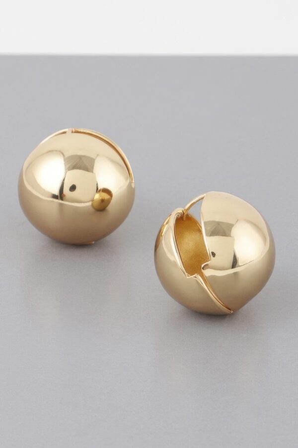 Shell Clasp Earrings – Polished Metallic Shine