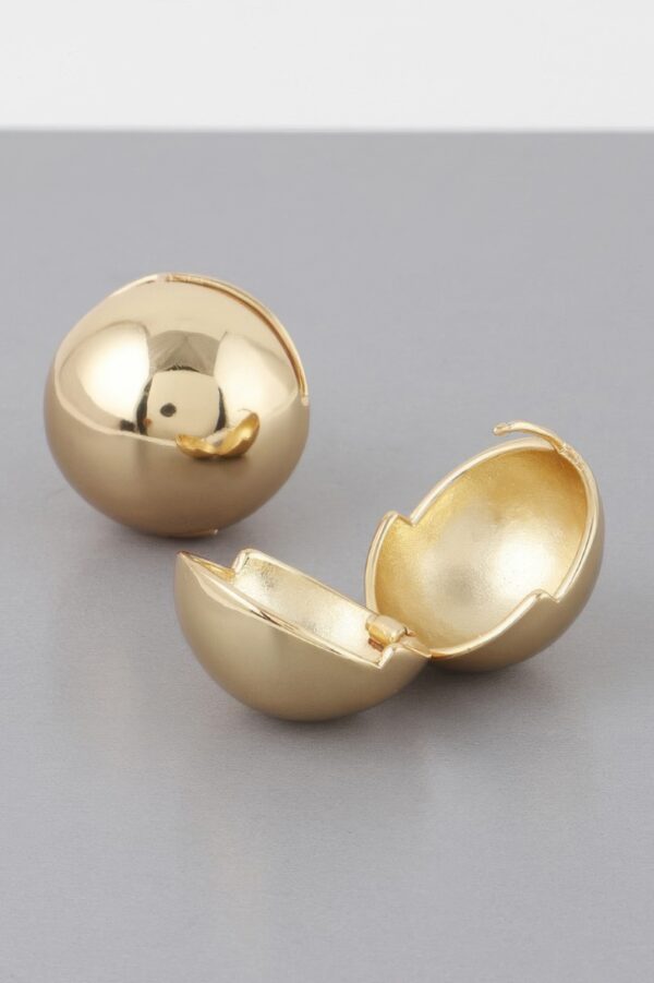 Shell Clasp Earrings – Polished Metallic Shine
