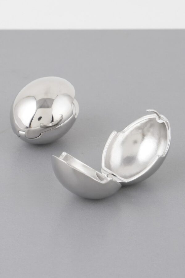 Empty Shell Clasp Earrings – Sculpted Hollow Shell, Polished Metal
