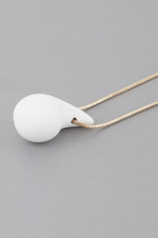 Yin Teardrop Necklace – Polished Minimal Pendant