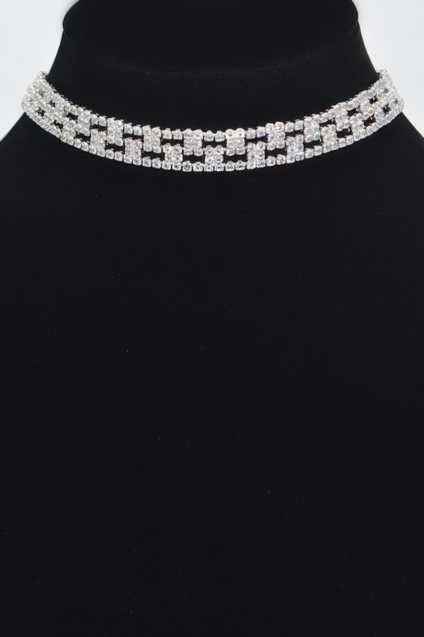 Aligned Rhinestone Choker – Collar-Style Sparkle