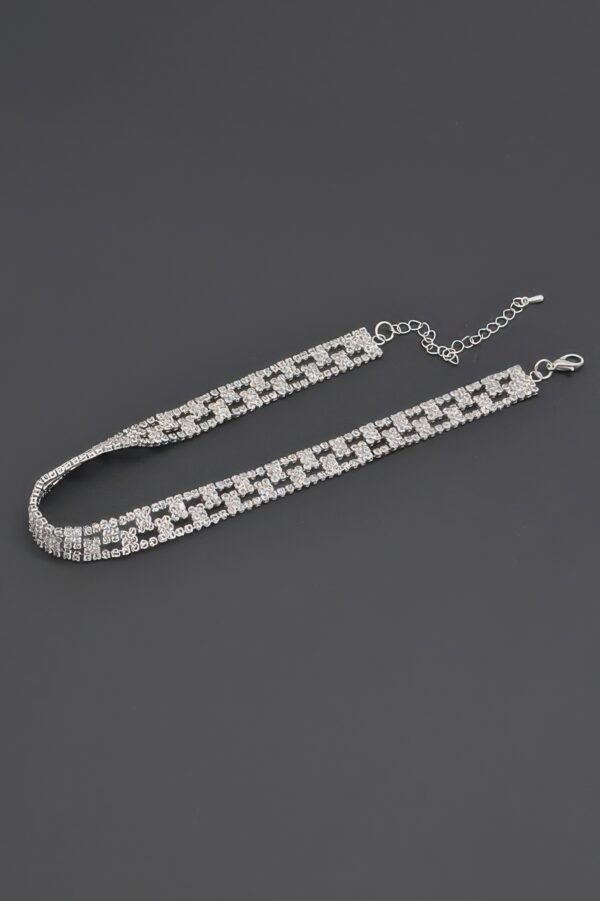 Aligned Rhinestone Choker – Collar-Style Sparkle