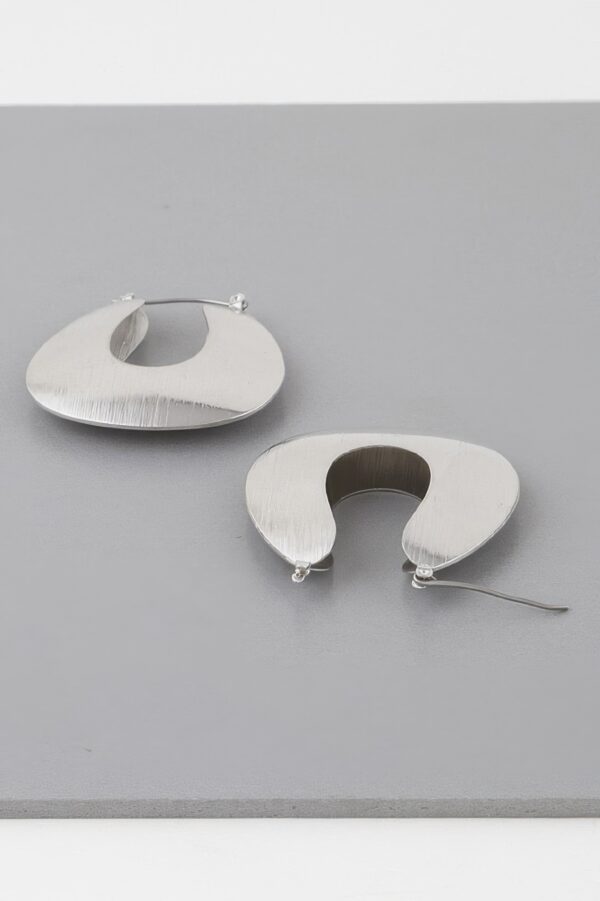 Hollow Arch Hoop Earrings – Sculptural Open-Arch Design