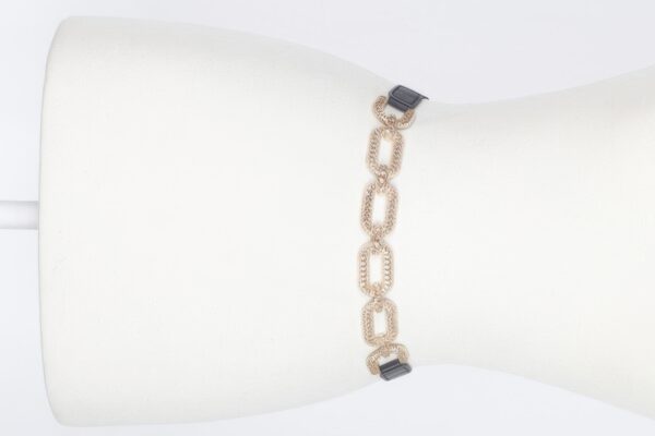 Elastic Belt with Linked Metal Buckle – Sleek Accent
