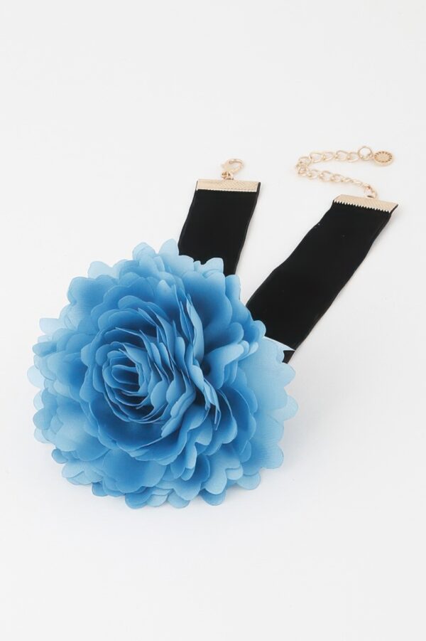 Layered Petal Choker Necklace – Floral Texture
