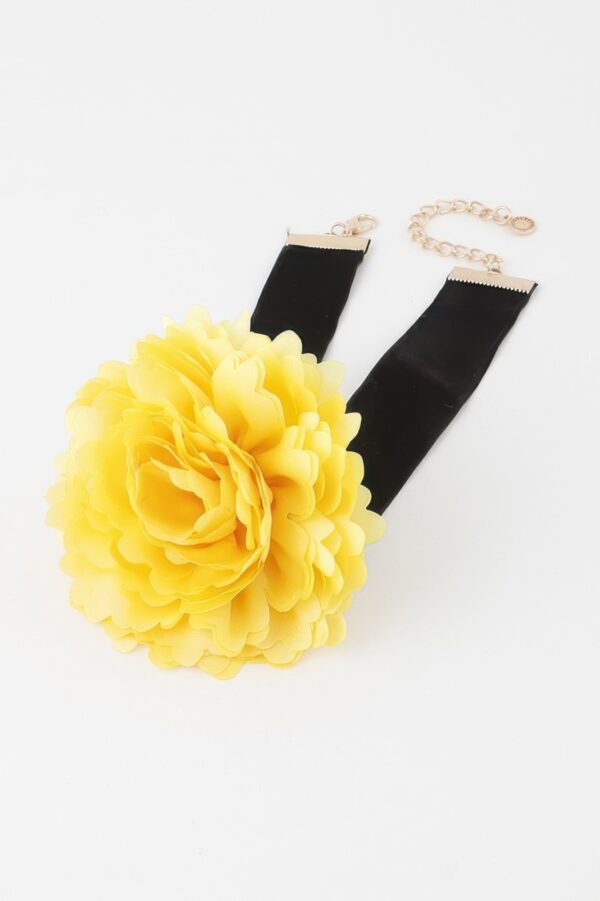 Layered Petal Choker Necklace – Floral Texture
