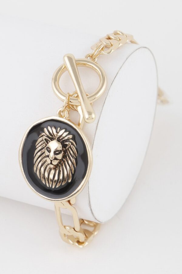Lion Emblem Toggle Bracelet – Vintage-Inspired Accent
