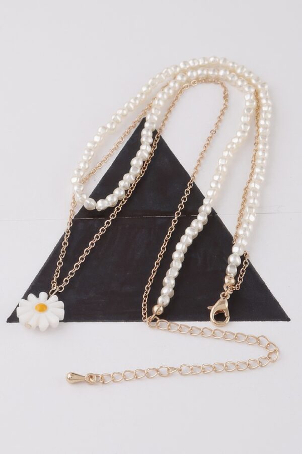 Daisy Pendant Necklace – Delicate Floral Charm