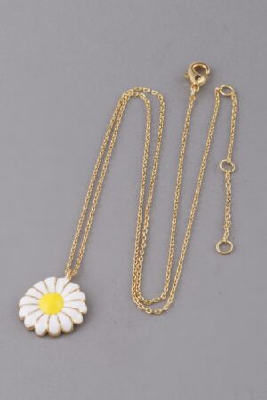 Daisy Flower Necklace – Delicate Floral Charm